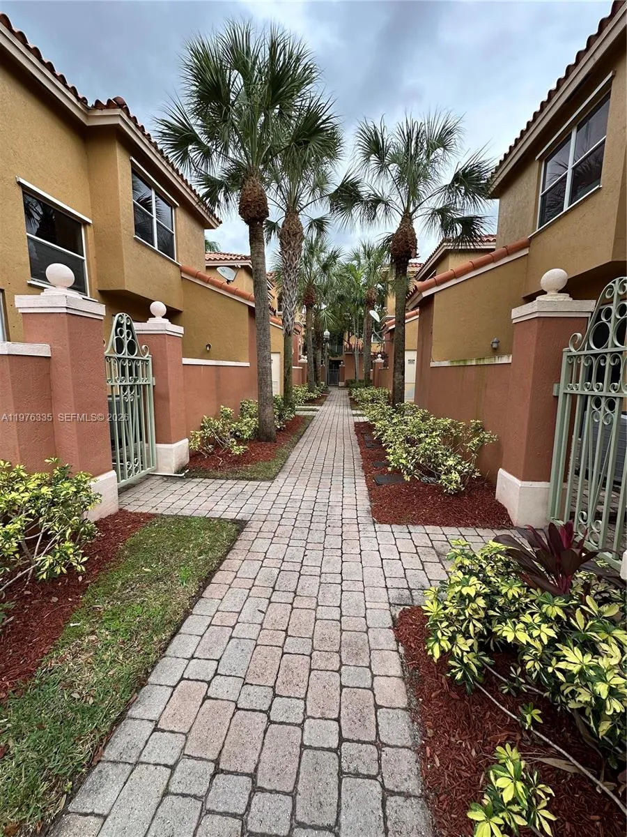 745 SW 107th Ave, Pembroke Pines FL 33025