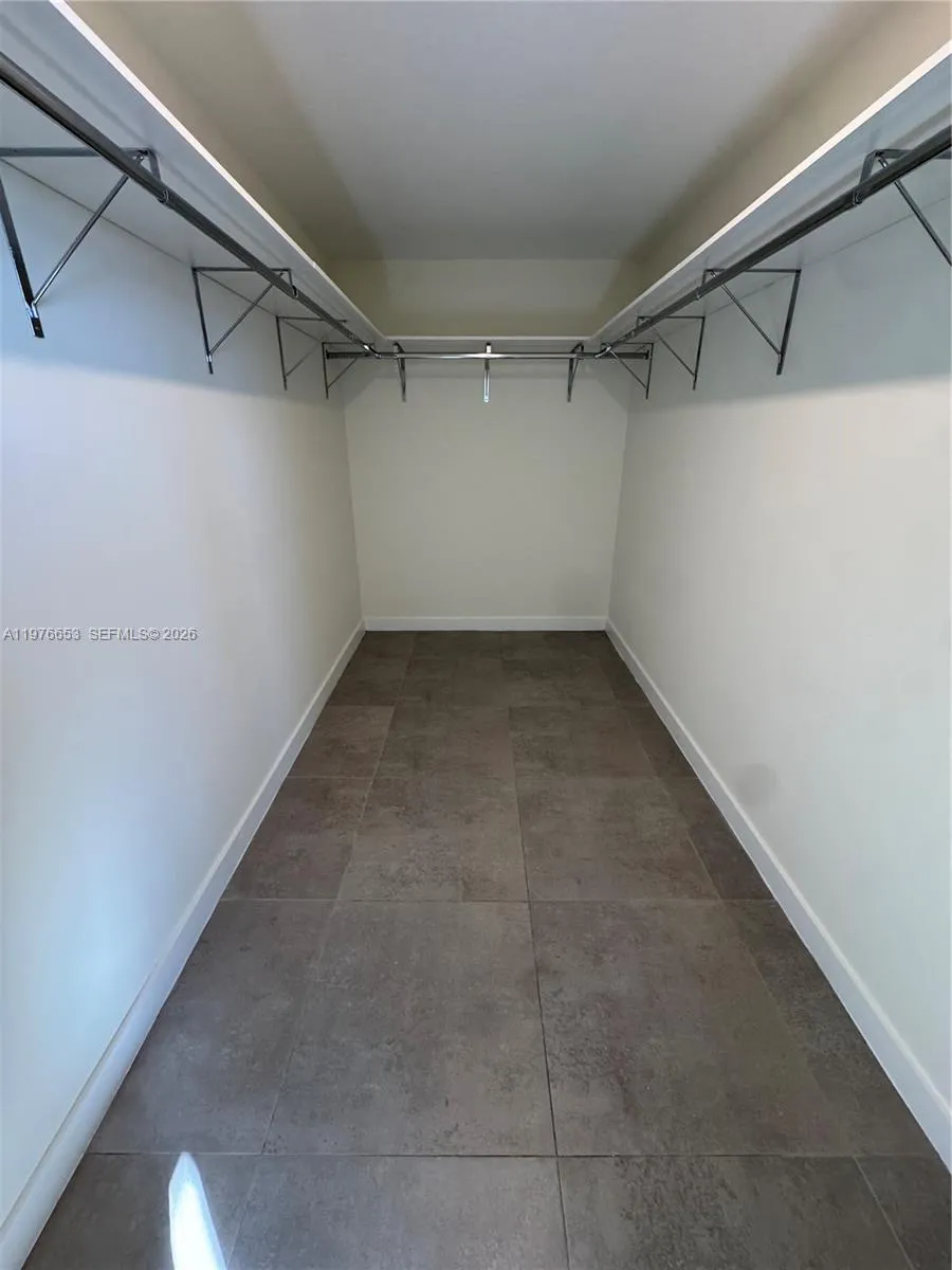 16395 Biscayne Blvd # 2211, North Miami Beach FL 33160