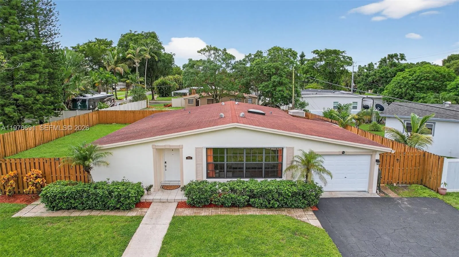 5260 Redwood Ct, Plantation FL 33317