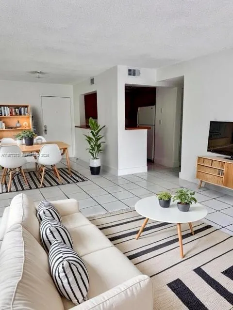 9678 Fontainebleau Blvd # 111, Miami FL 33172