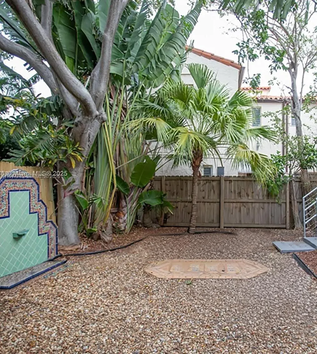 2816 Pine Tree Dr, Miami Beach FL 33140