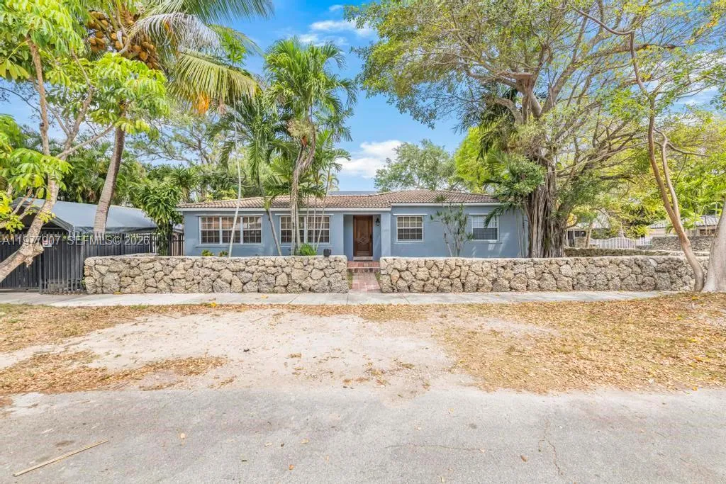 3 bedroom 2 bath for sale at 2301 Tequesta Ln, Coconut Grove FL 33133