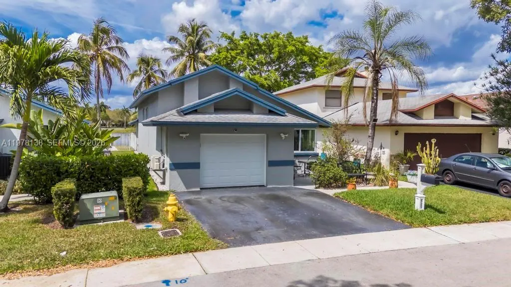 529 Lakeside Cir, Sunrise FL 33326