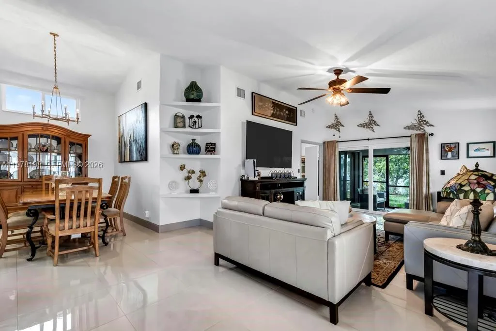 529 Lakeside Cir, Sunrise FL 33326