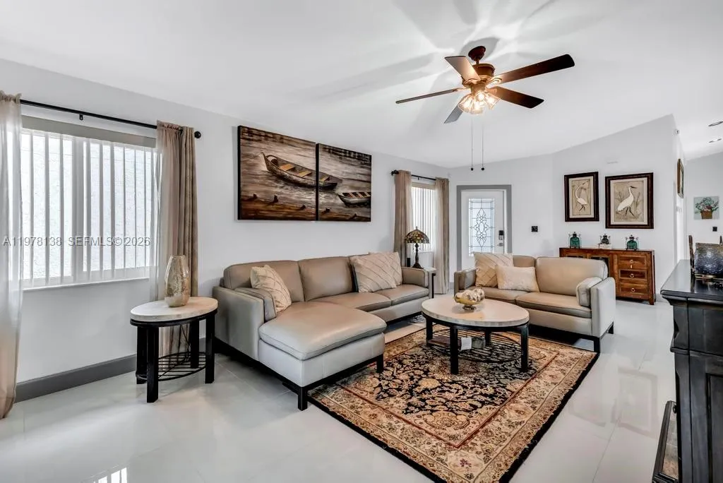 529 Lakeside Cir, Sunrise FL 33326