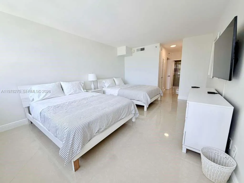 1 bedroom 1 bath for sale at 100 Lincoln Rd # 521, Miami Beach FL 33139