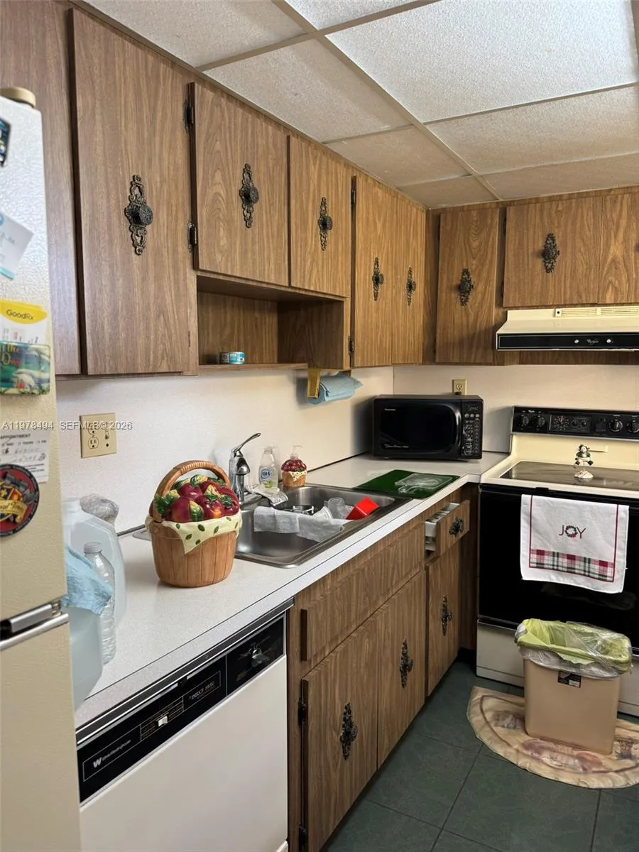 9180 Fontainebleau Blvd # 302, Miami FL 33172