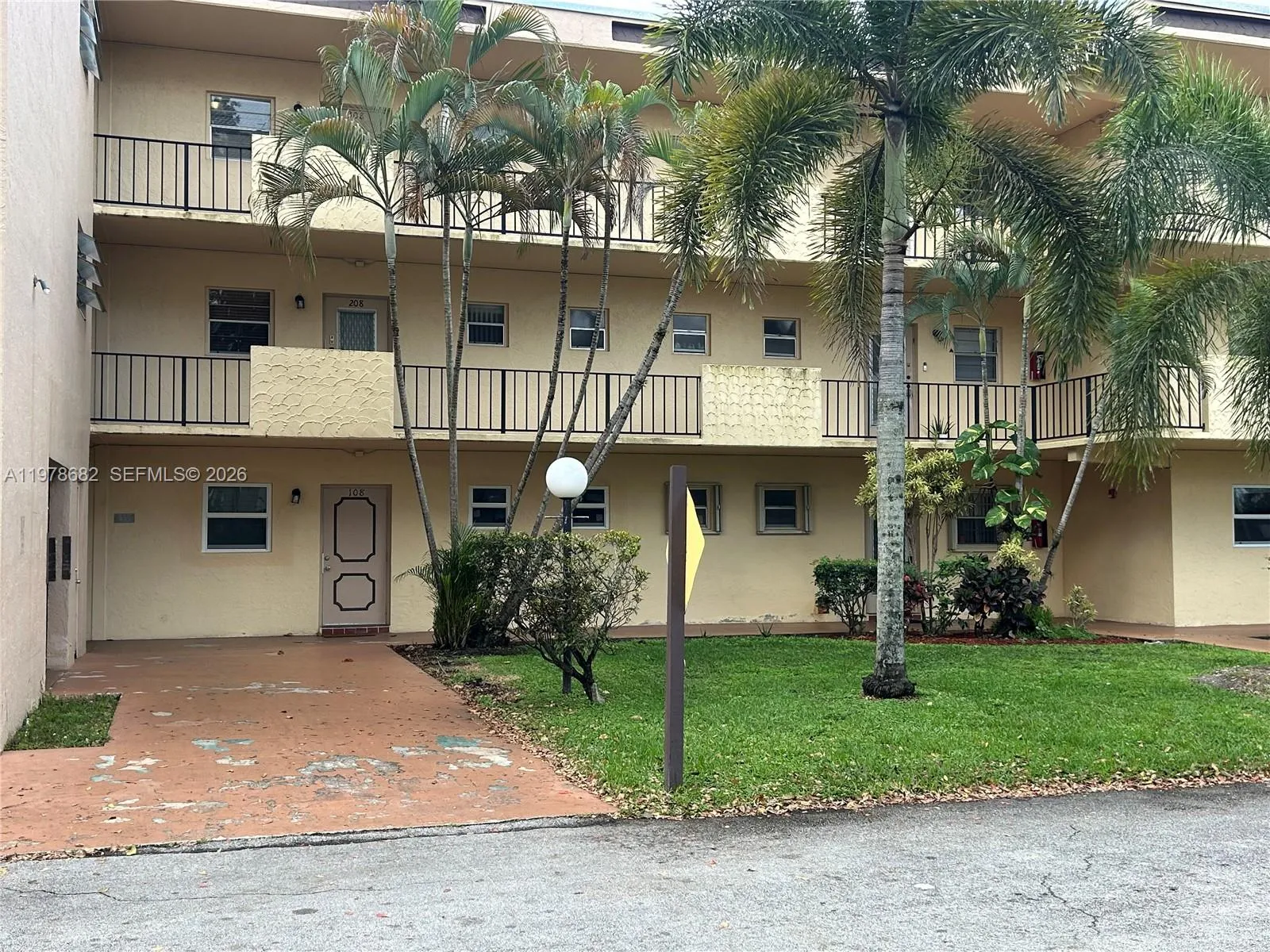 300 Berkley Rd # 108, Hollywood FL 33024