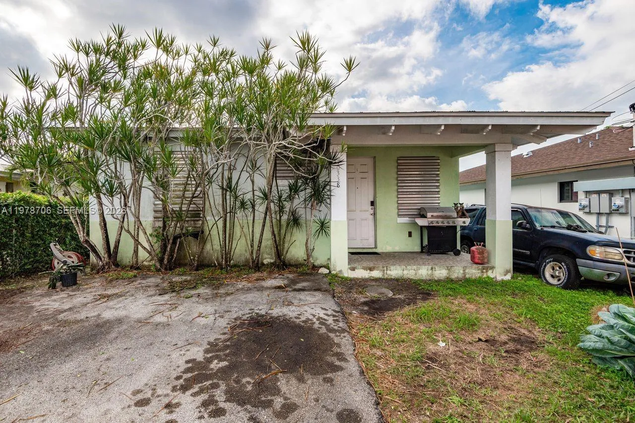 3 bedroom 2 bath for sale at 10338 SW 180th Street, Miami FL 33157
