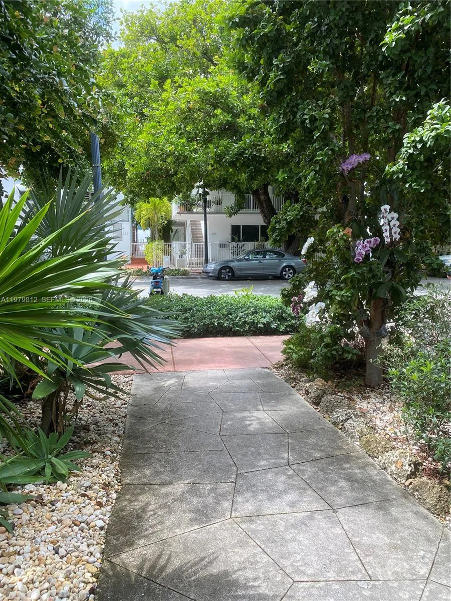 221 Meridian Ave # 305, Miami Beach FL 33139
