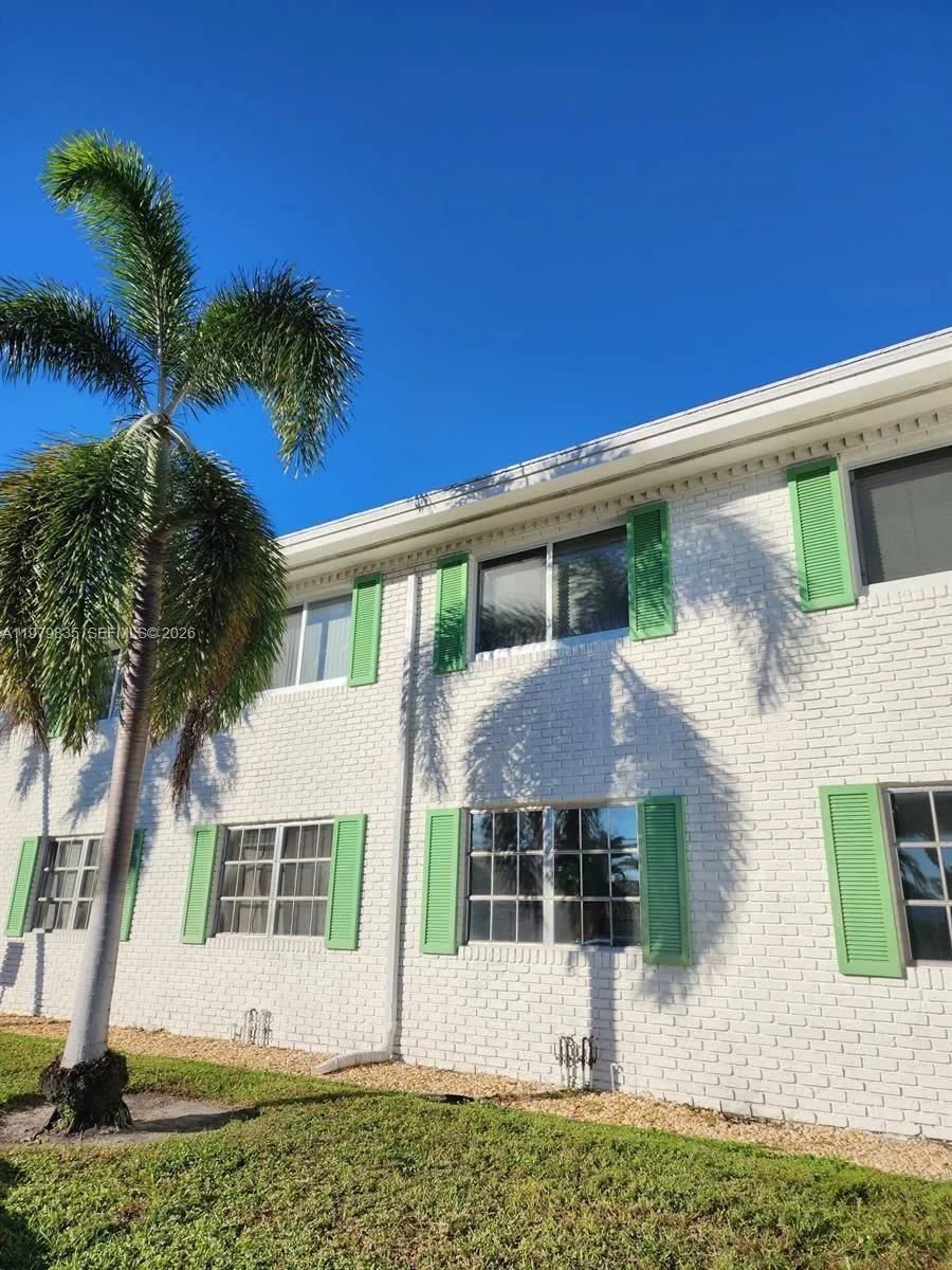 1 bedroom 1 bath for sale at 1851 NE 62nd St # 610, Fort Lauderdale FL 33308