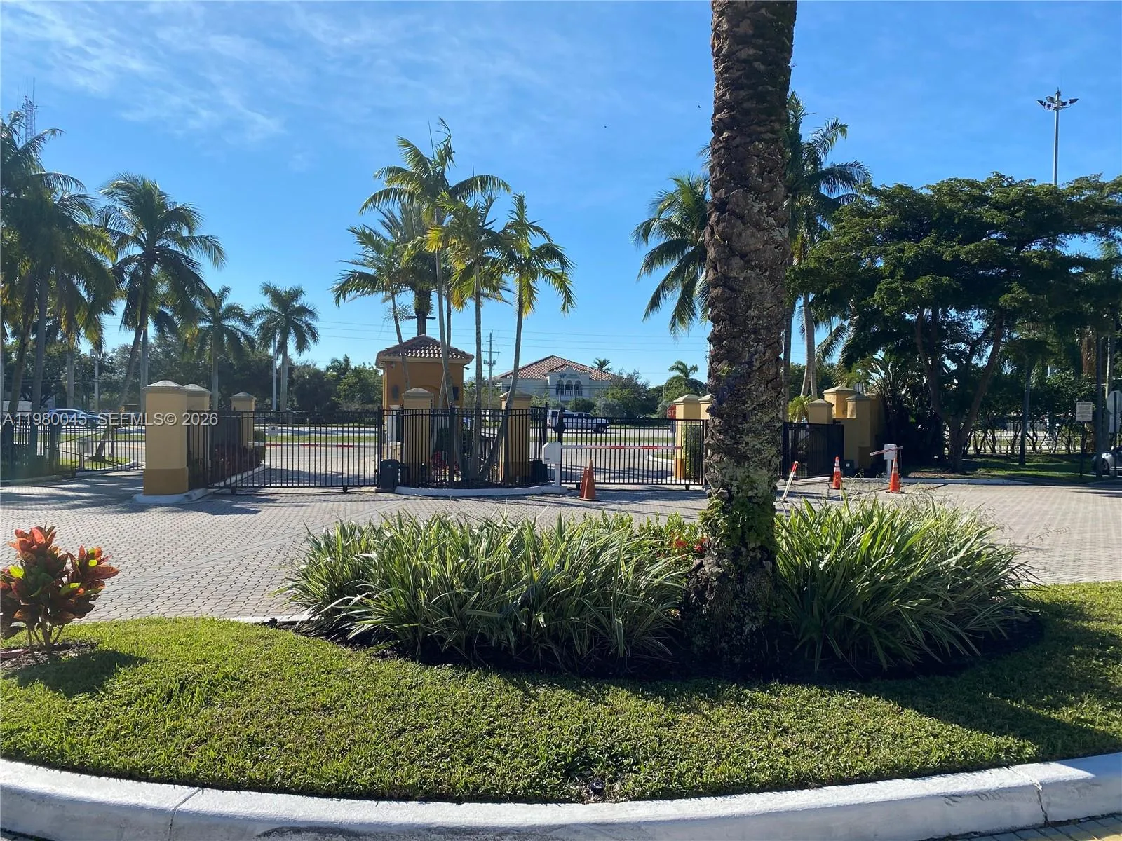 9645 NW 1ST CT # 302, Pembroke Pines FL 33024