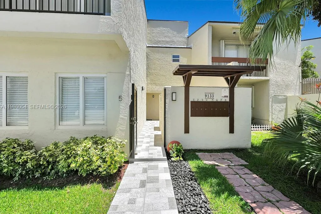 9133 Fontainebleau Blvd # 5, Miami FL 33172