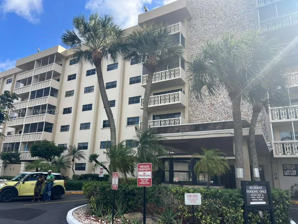 3 bedroom 2 bath for sale at 800 NE 195th St # 501, Miami FL 33179