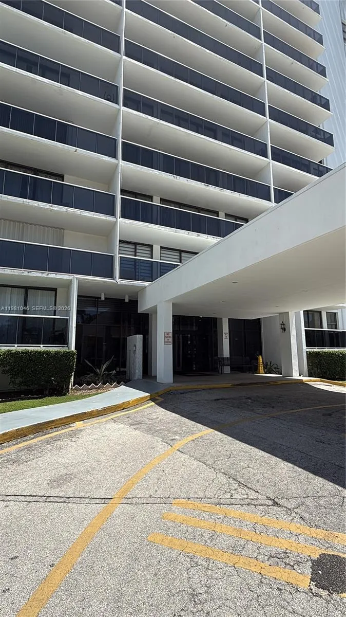 3675 N Country Club Dr # 109, Aventura FL 33180