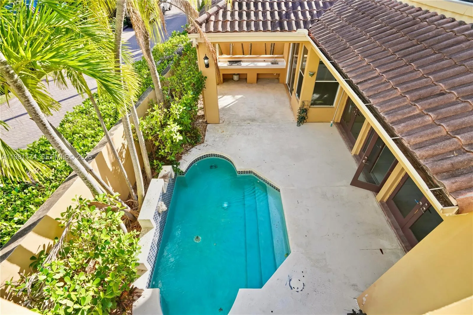 3 bedroom 3 bath for sale at 3728 NE 208th Ter, Aventura FL 33180
