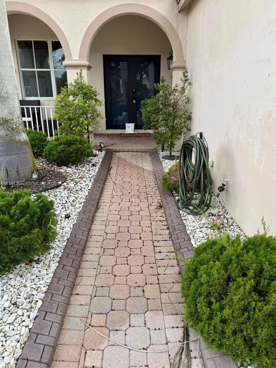 663 Live Oak Ln, Weston FL 33327