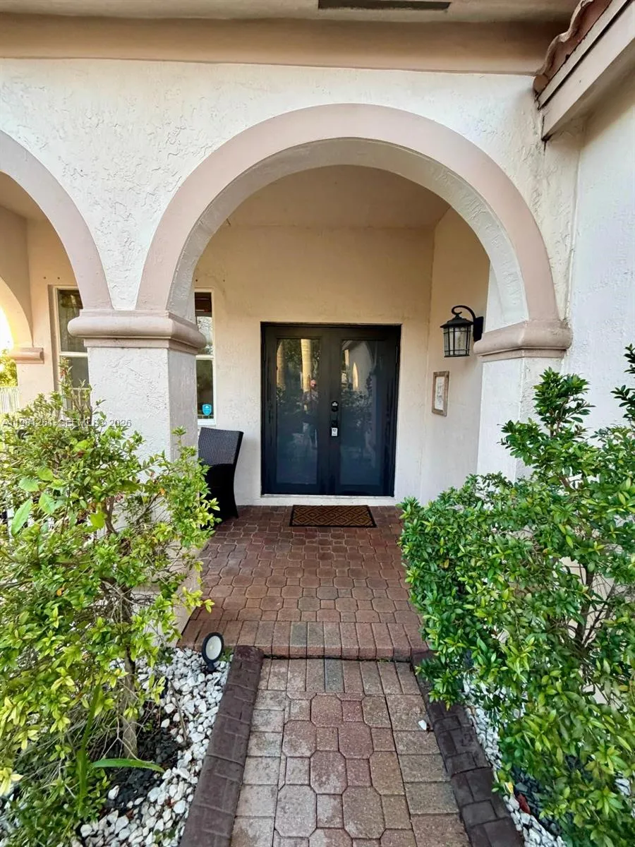 663 Live Oak Ln, Weston FL 33327