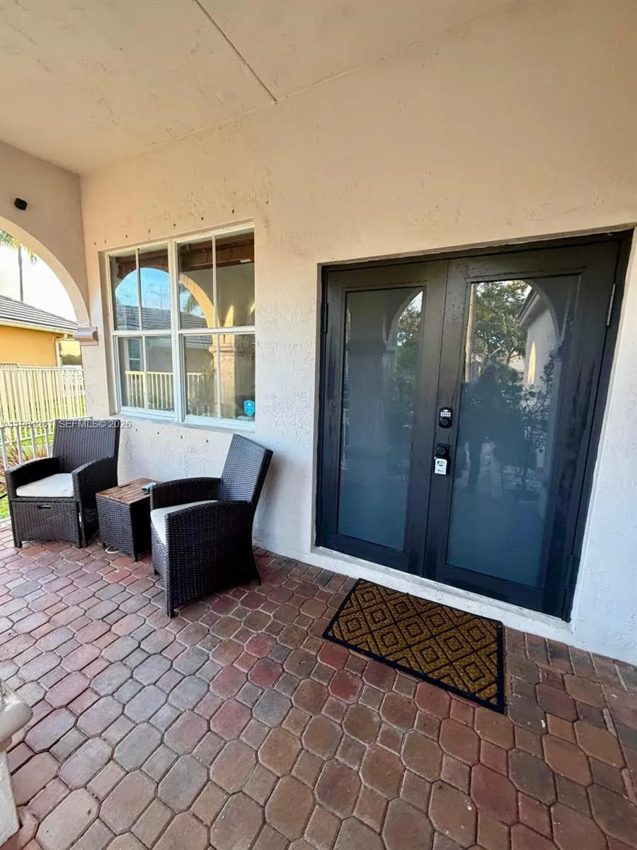 663 Live Oak Ln, Weston FL 33327