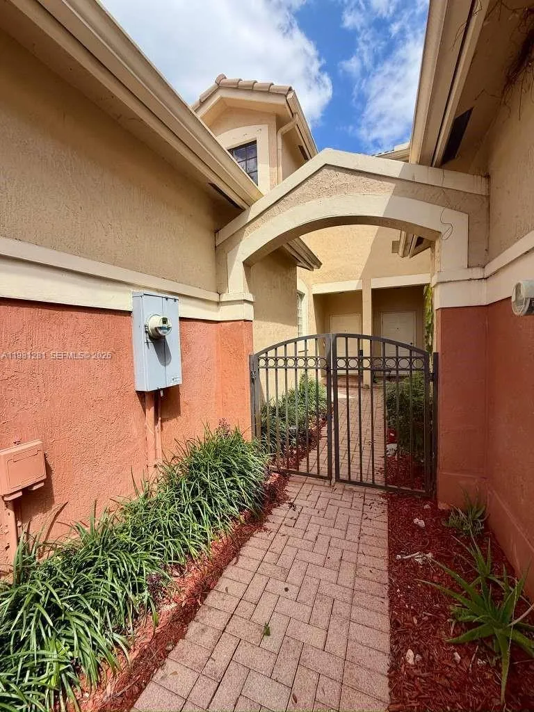 3813 Tree Top Dr, Weston FL 33332