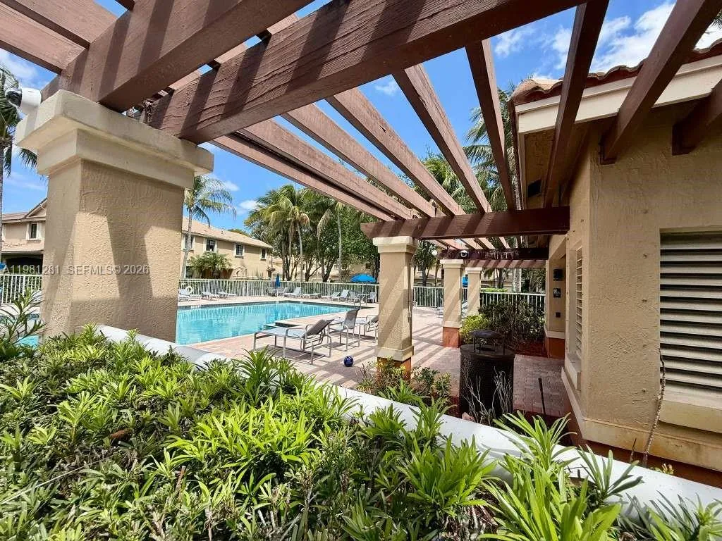 3813 Tree Top Dr, Weston FL 33332