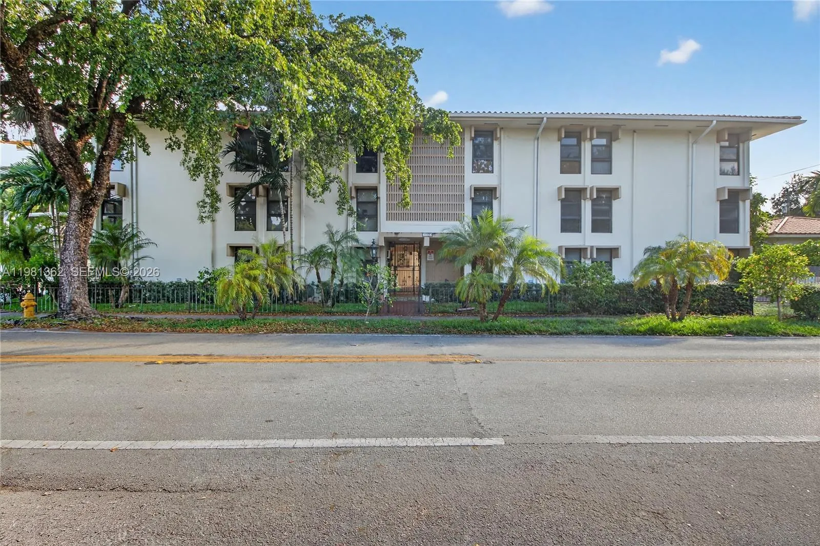 1 bedroom 1 bath for rent at 1600 S Le Jeune Rd # 6, Coral Gables FL 33134