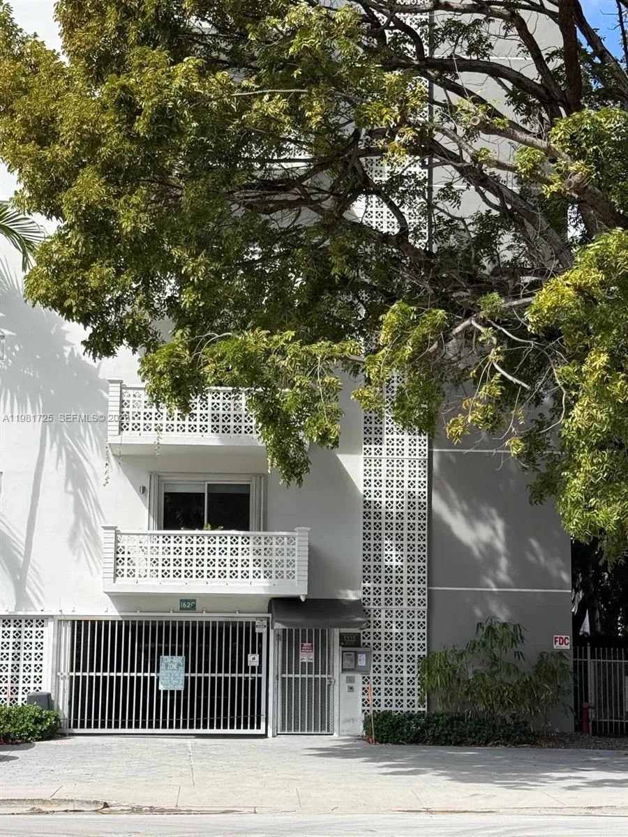 1 bedroom 1 bath for sale at 1620 West Ave # 403, Miami Beach FL 33139