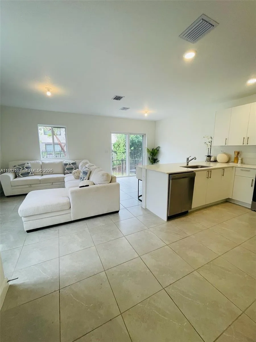 5000 SW 37th St, Pembroke Park FL 33023