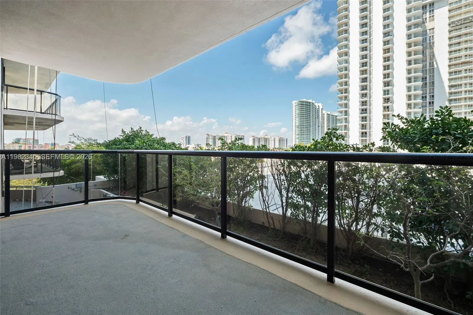 2 bedroom 2 bath for sale at 19667 Turnberry Way # 4H, Aventura FL 33180