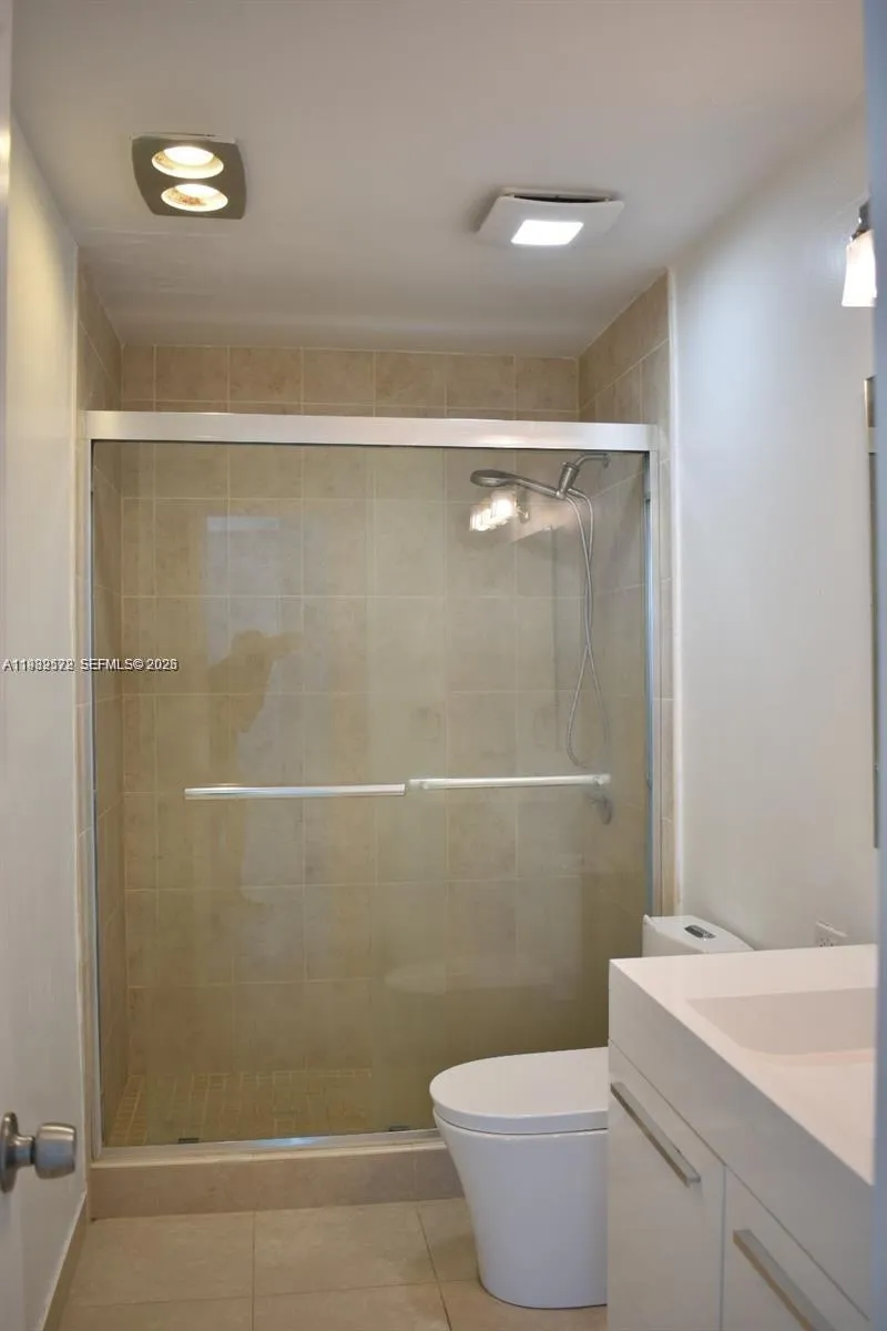8024 Tatum Waterway Dr # 5A, Miami Beach FL 33141