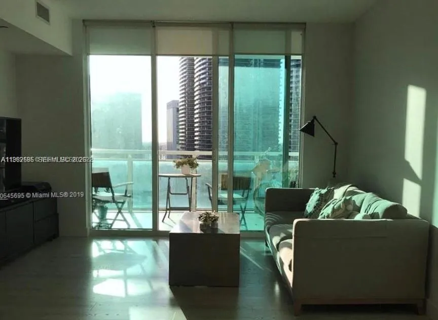 1 bedroom 1 bath for sale at 950 Brickell Bay Dr # 2001, Miami FL 33131