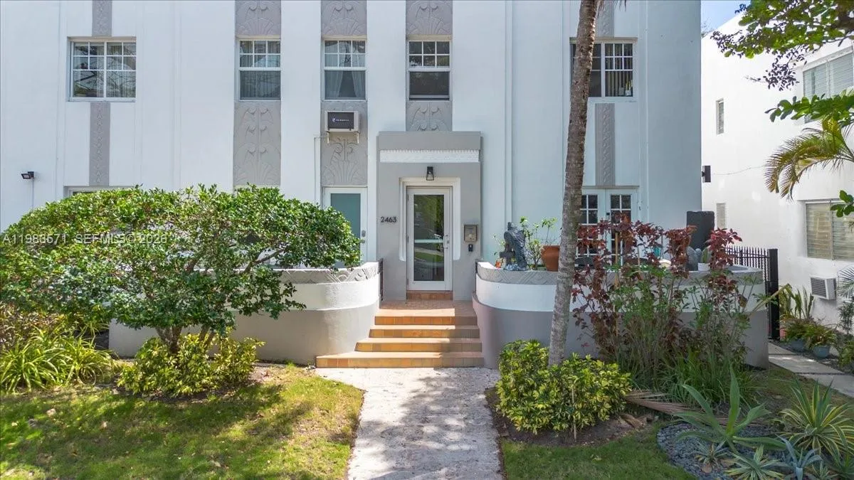 2463 Pine Tree Dr PH, Miami Beach FL 33140