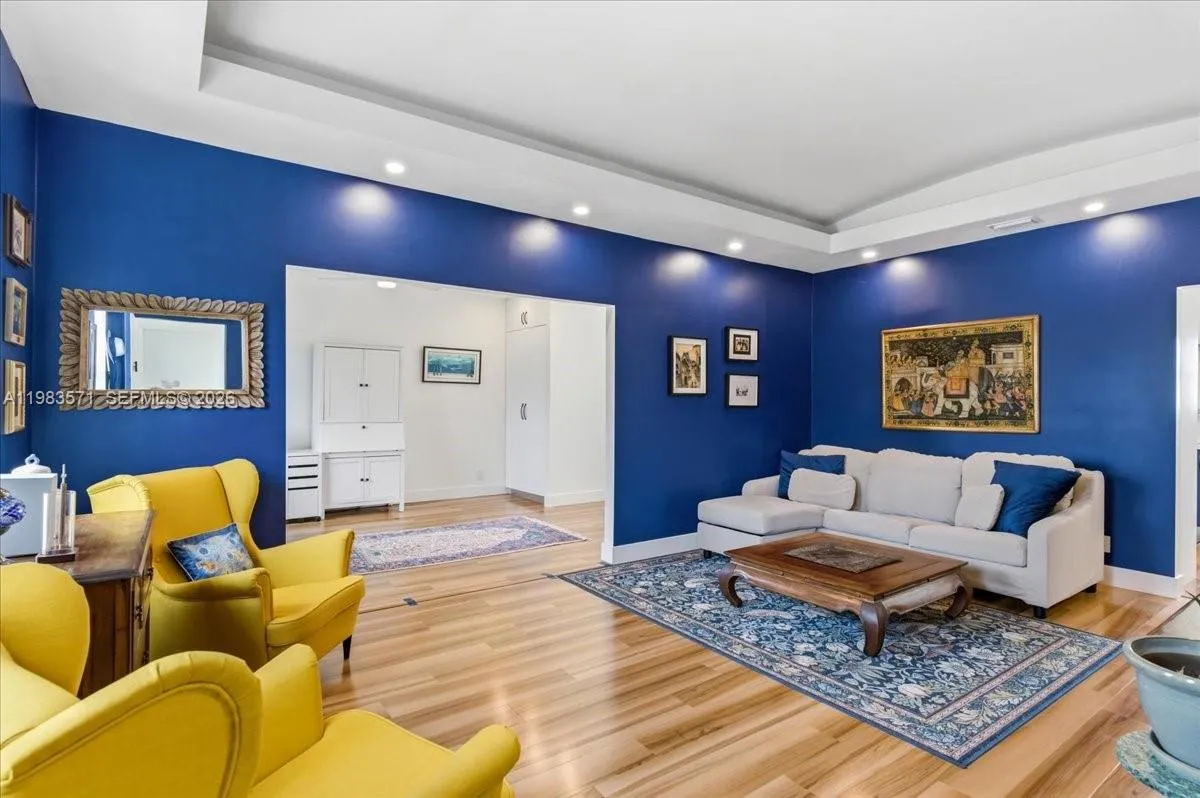 2463 Pine Tree Dr PH, Miami Beach FL 33140