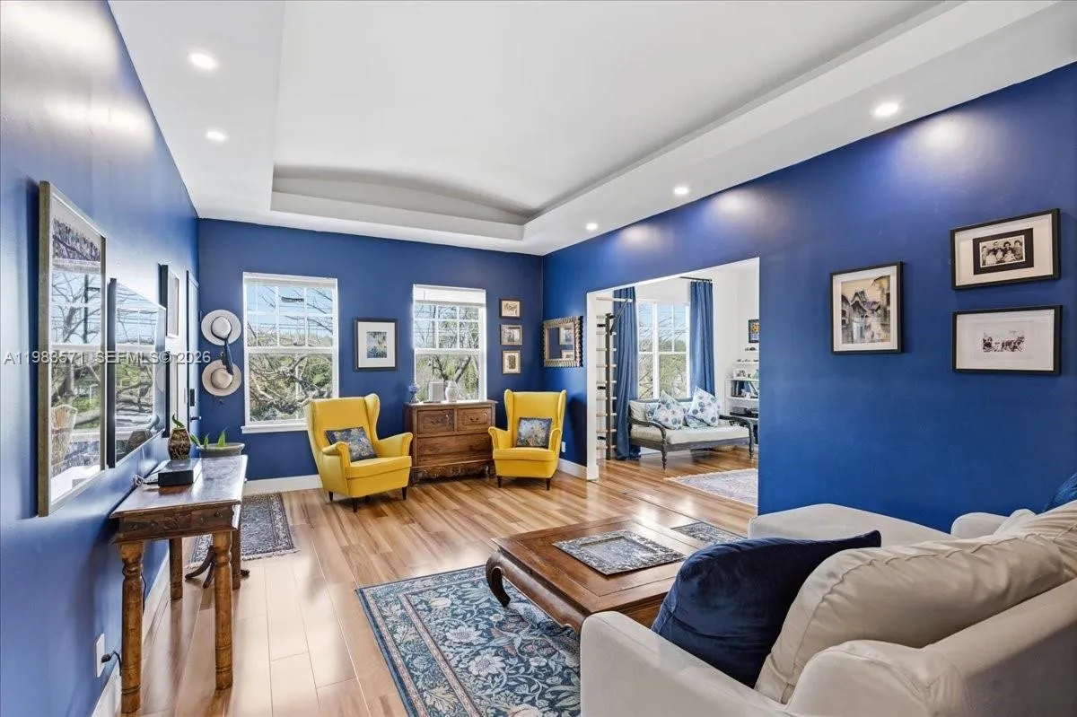 2463 Pine Tree Dr PH, Miami Beach FL 33140