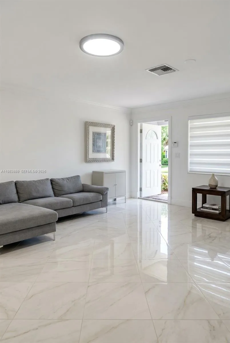 804 NE 2nd St, Hallandale Beach FL 33009