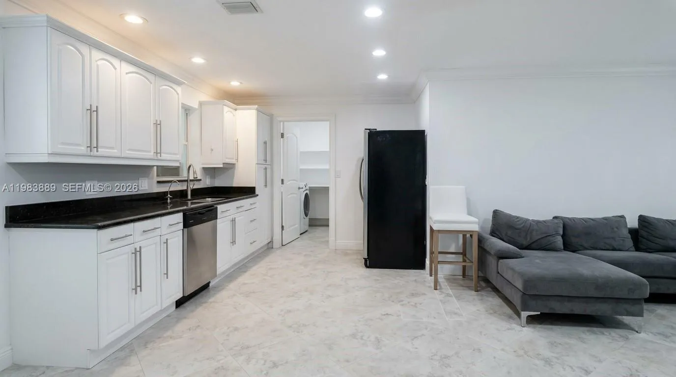 804 NE 2nd St, Hallandale Beach FL 33009