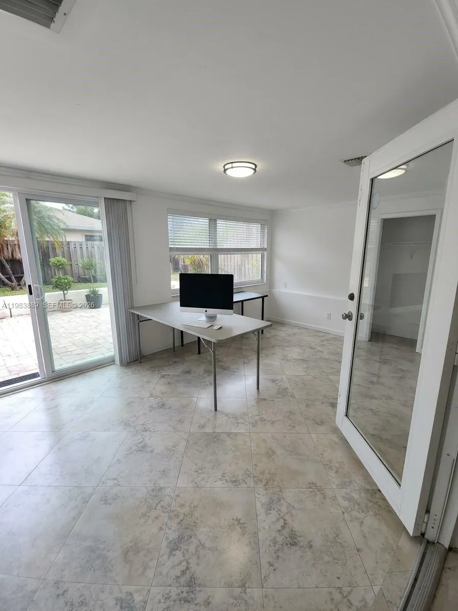 804 NE 2nd St, Hallandale Beach FL 33009