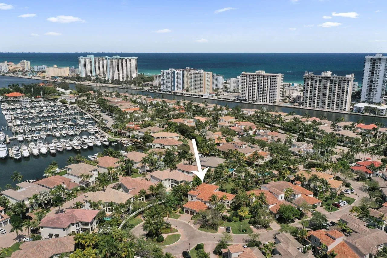 4 bedroom 4 bath for sale at 899 Spinnaker Dr W, Hollywood FL 33019