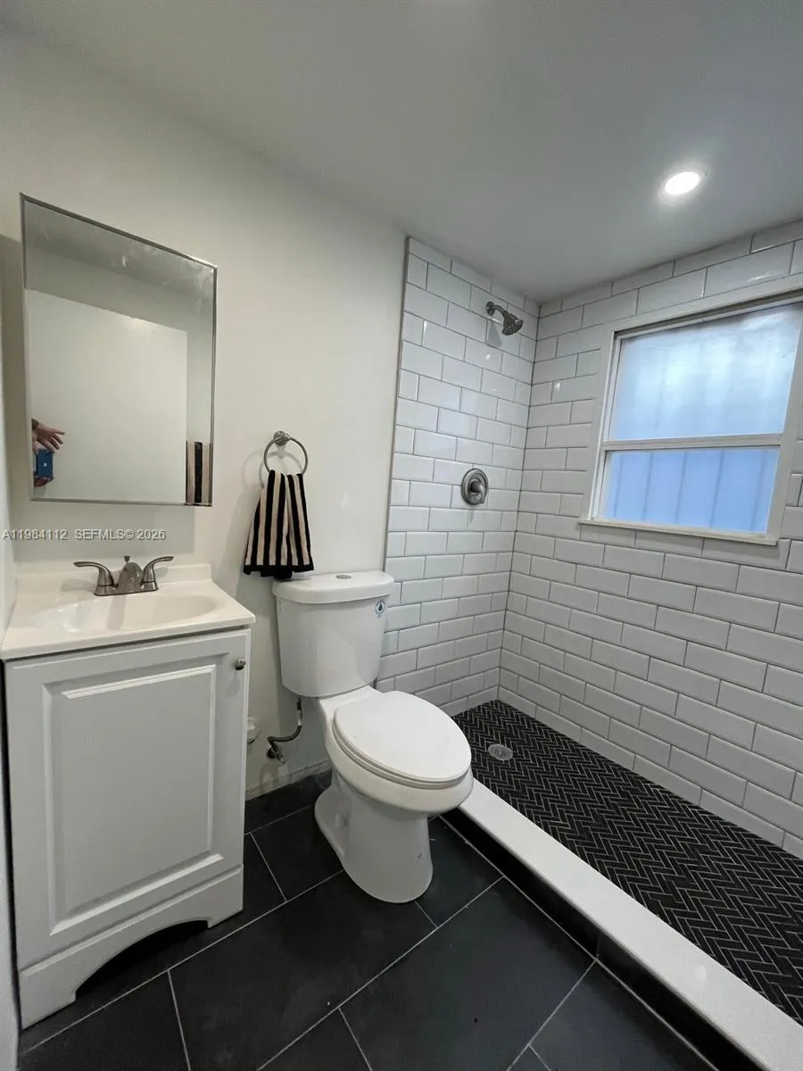 140 NW 13th St, Miami FL 33136