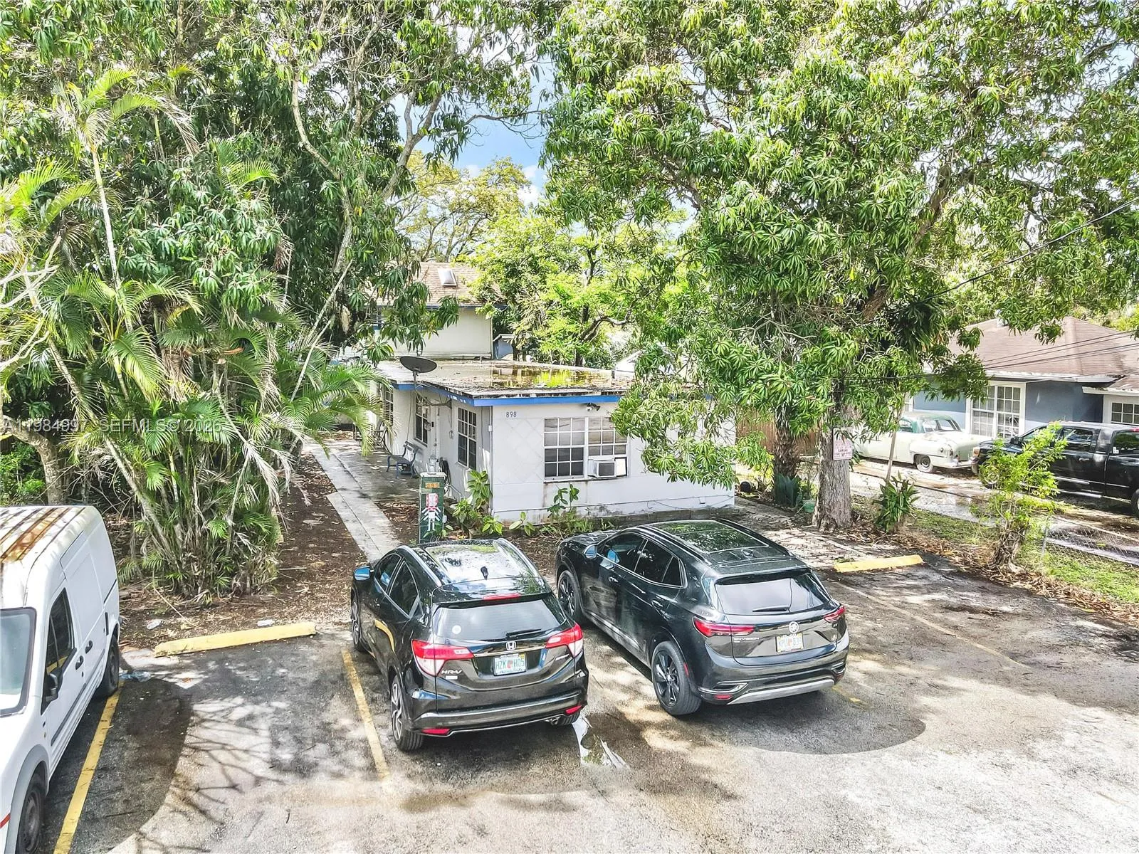 for sale at 898 NE 39th St, Oakland Park FL 33334