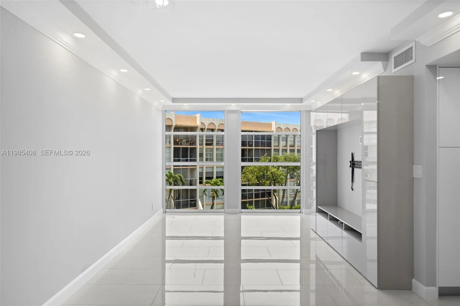 701 Three Islands Blvd # 411, Hallandale Beach FL 33009