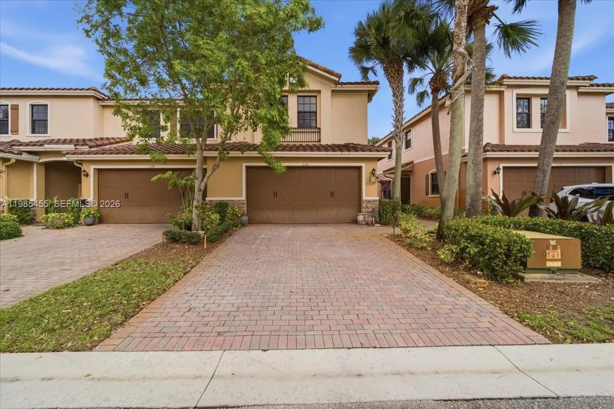 110 E Riverwalk Cir E, Plantation FL 33325