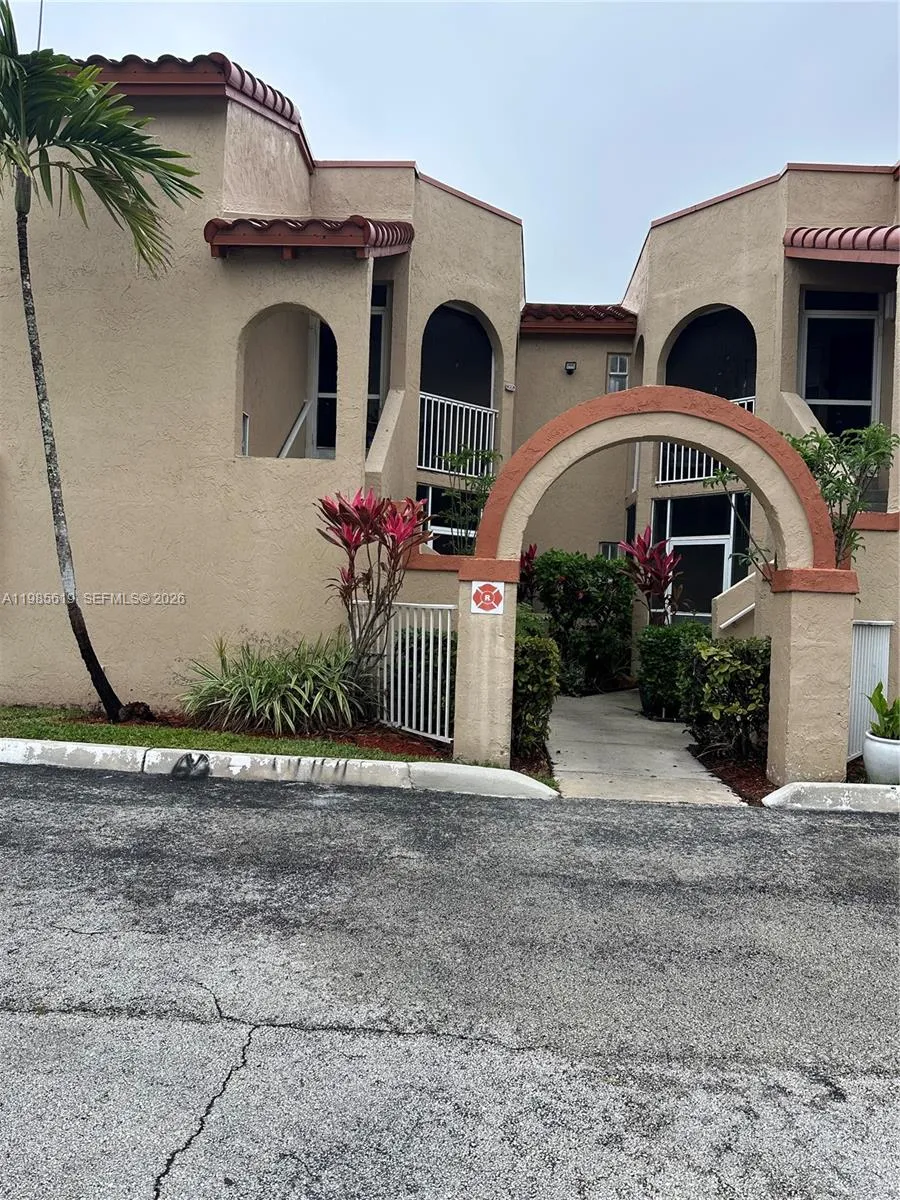 8657 SW 5th St # 205, Pembroke Pines FL 33025