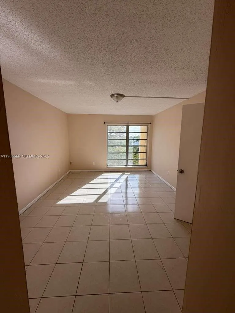 9180 Fontainebleau Blvd # 401, Miami FL 33172