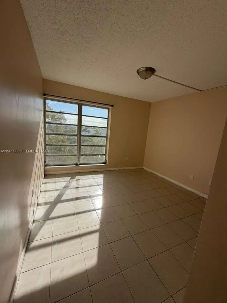 9180 Fontainebleau Blvd # 401, Miami FL 33172