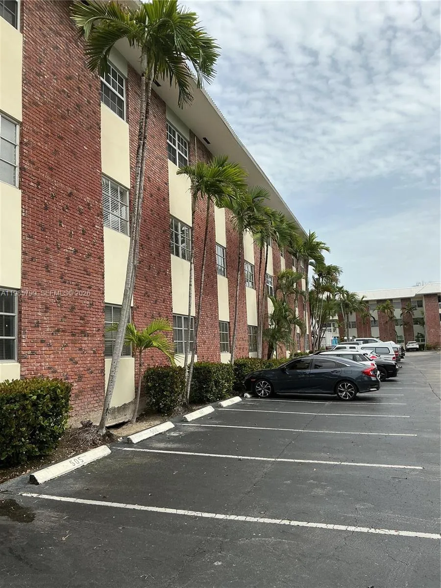 1 bedroom 1 bath for sale at 2426 SE 17th Cswy # 209A, Fort Lauderdale FL 33316