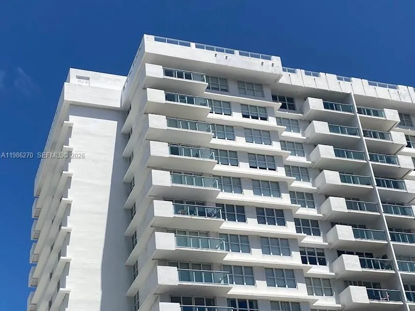 1 bedroom 1 bath for sale at 5601 Collins Ave # 1524, Miami Beach FL 33140