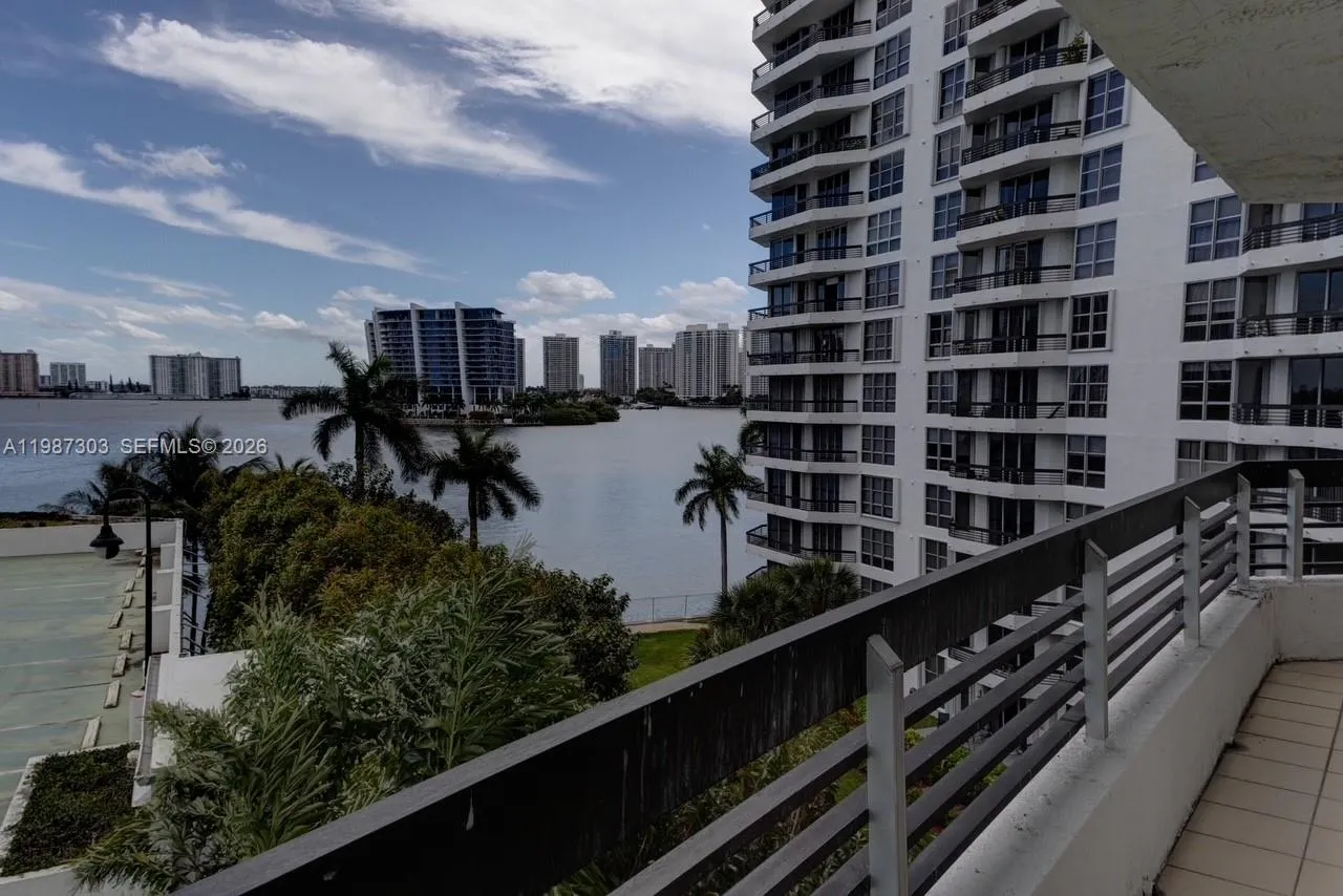 3600 Mystic Pointe Dr # 613, Aventura FL 33180