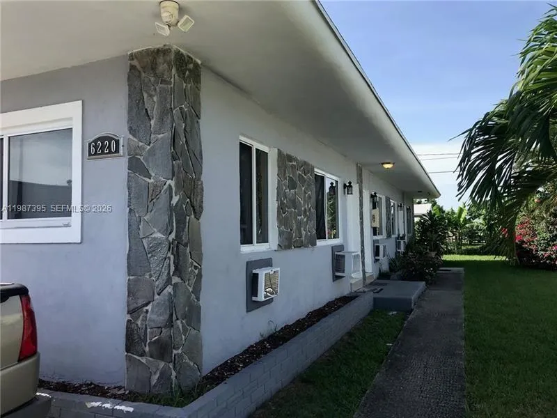 6220 Dawson St, Hollywood FL 33023