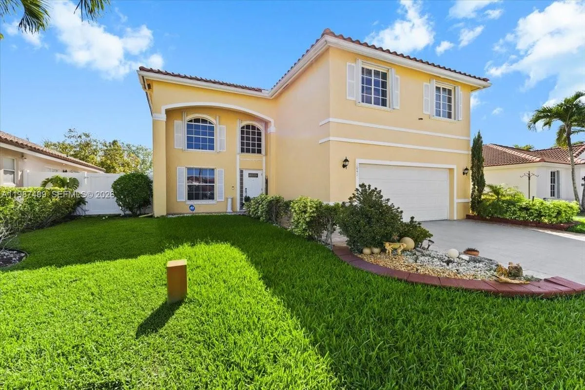 1041 NW 189th Ave, Pembroke Pines FL 33029